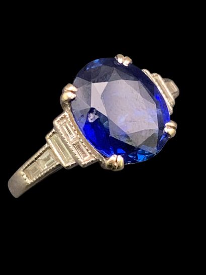 Bague en or gris 18K (750‰) centrée d'un...