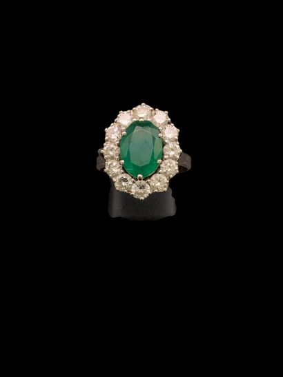 Bague Pompadour en or gris 18K (750‰) centrée...