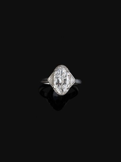 Bague en or gris 18K (750‰) et platine (850‰)...