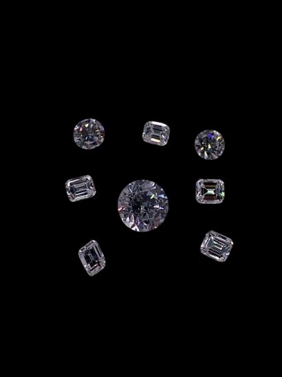 Lot de diamants non montés, sur papier, pesant...