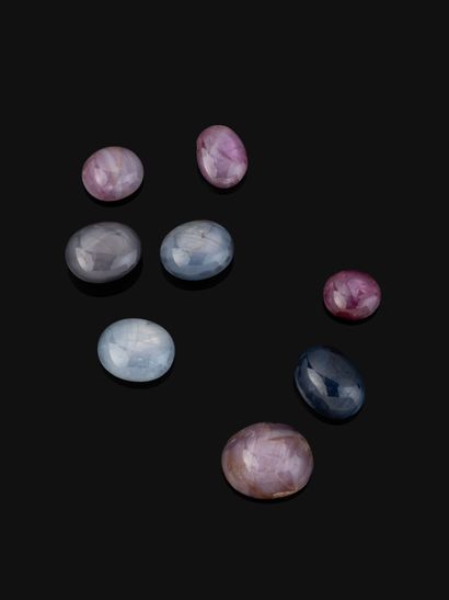 Un lot de huit cabochons de rubis et saphirs...
