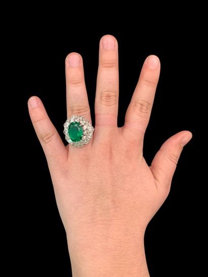 Bague en platine (850‰) formant un dôme centré...
