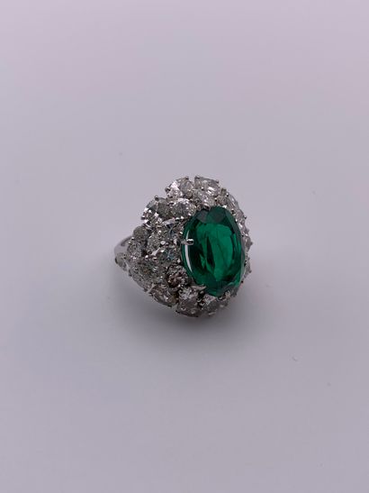 Bague en platine (850‰) formant un dôme centré...