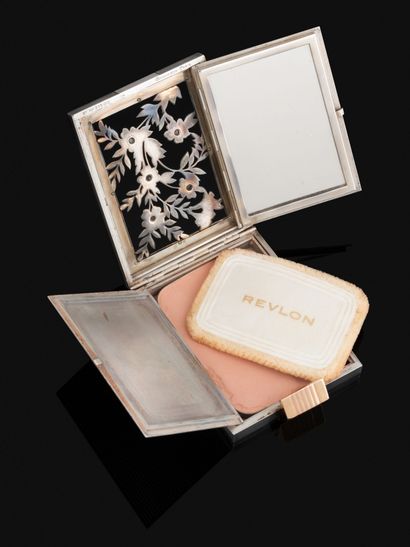 BOUCHERON Paris
Poudrier en argent (800‰)...