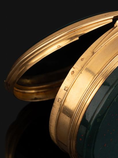 Boîte-tabatière en or jaune 18K (750‰) forme...