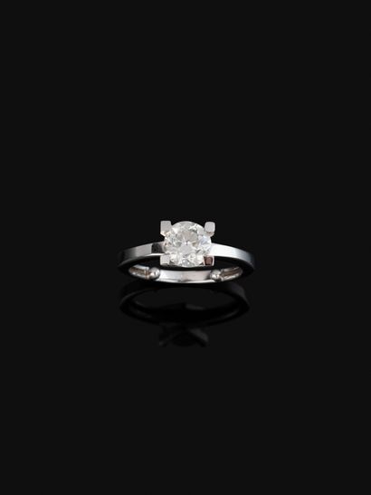 Bague solitaire en or gris 18K (750‰) ornée...