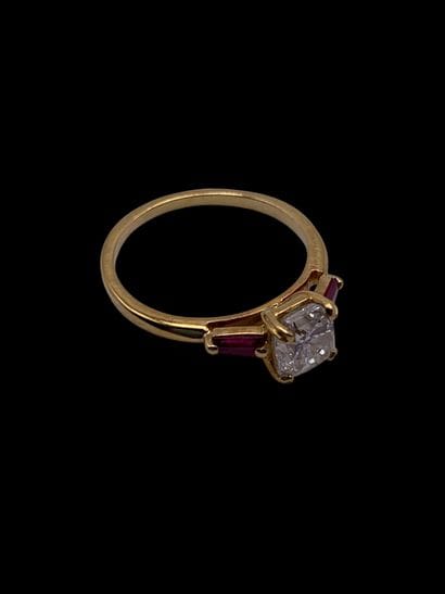 Bague en or jaune 18K (750‰) centrée d'un...