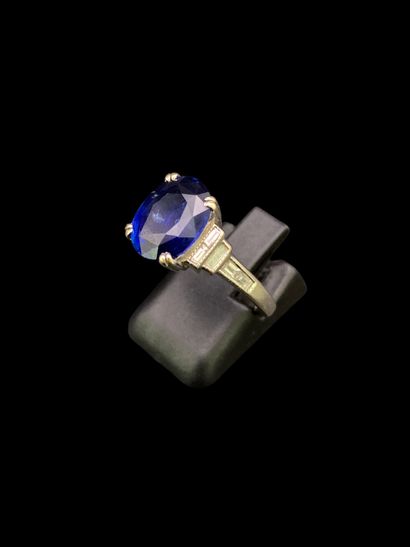 Bague en or gris 18K (750‰) centrée d'un...