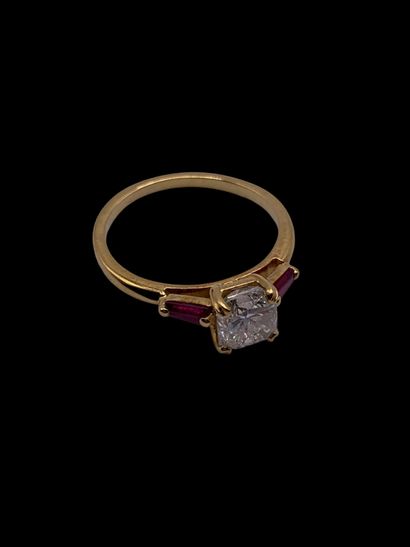 Bague en or jaune 18K (750‰) centrée d'un...