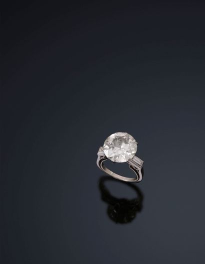 Bague en platine (850‰) centrée d'un diamant...