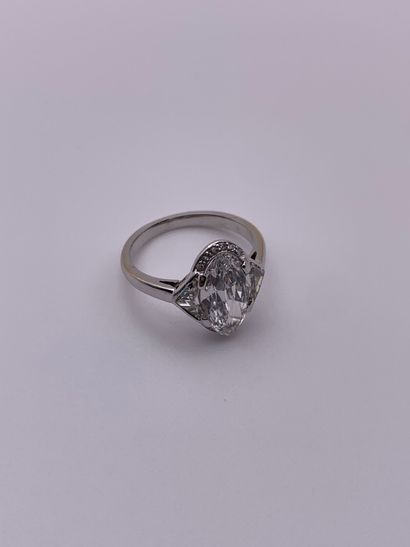 Bague en or gris 18K (750‰) et platine (850‰)...