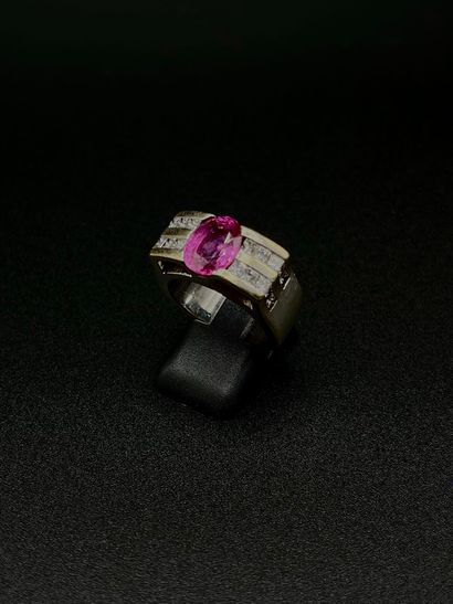 C. BENAMOSI
Bague en or gris 18K (750‰) lisse...