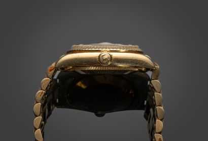 ROLEX 
Montre en or jaune 18K (750‰), collection...
