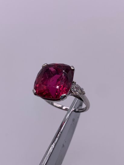 Bague en or gris 18K (750‰) centrée d'une...