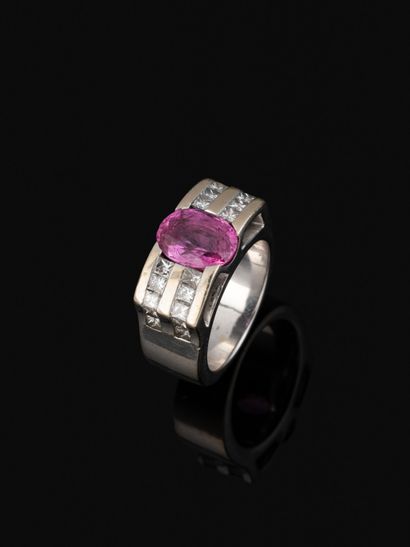 C. BENAMOSI
Bague en or gris 18K (750‰) lisse...