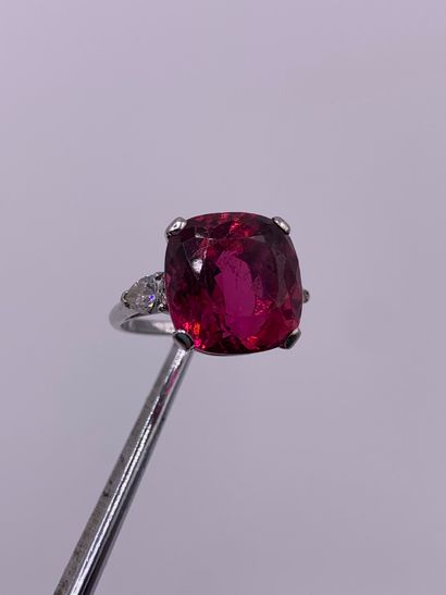 Bague en or gris 18K (750‰) centrée d'une...
