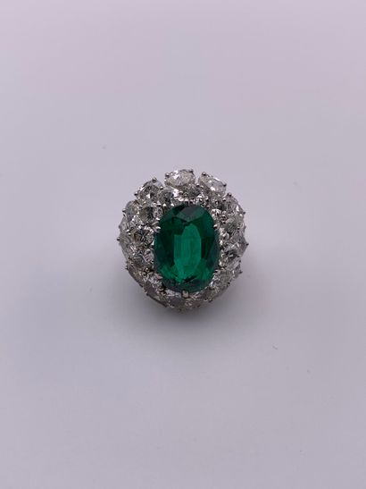 Bague en platine (850‰) formant un dôme centré...