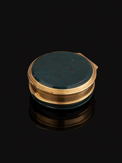 Boîte-tabatière en or jaune 18K (750‰) forme...