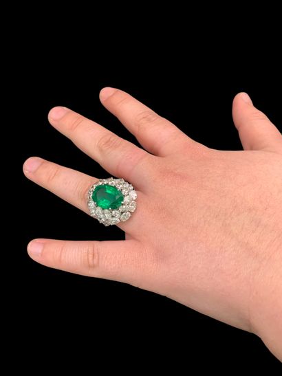 Bague en platine (850‰) formant un dôme centré...