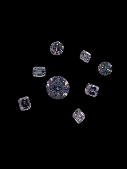 Lot de diamants non montés, sur papier, pesant...