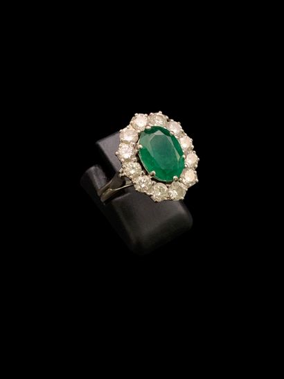 Bague Pompadour en or gris 18K (750‰) centrée...
