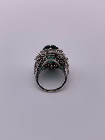 Bague en platine (850‰) formant un dôme centré...