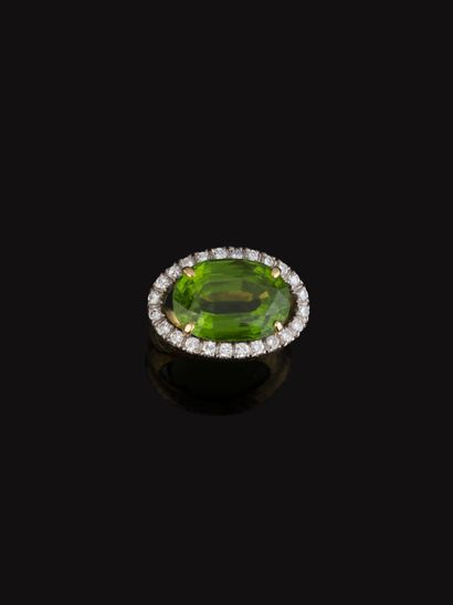 Bague en or jaune 18K (750‰) à finition martelée,...