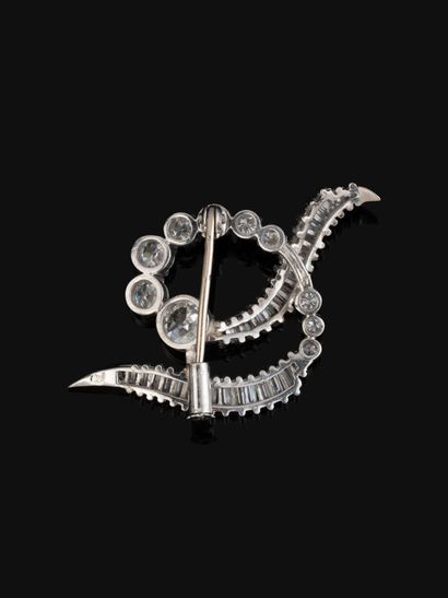Broche en or gris 18K (750‰) et platine (850‰)...