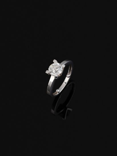 Bague solitaire en or gris 18K (750‰) ornée...