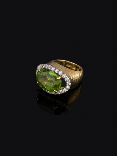 Bague en or jaune 18K (750‰) à finition martelée,...