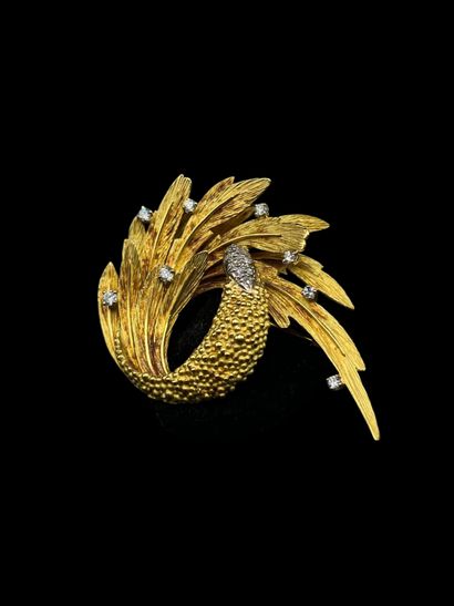 Broche plume en or jaune 18K (750‰) sertie...