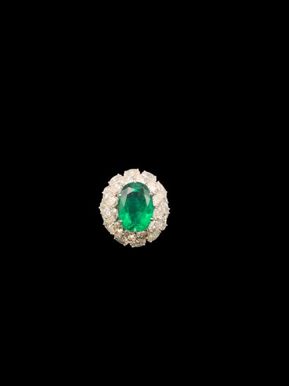 Bague en platine (850‰) formant un dôme centré...
