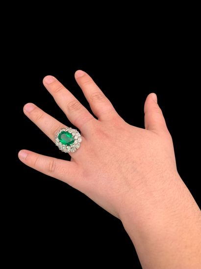 Bague en platine (850‰) formant un dôme centré...