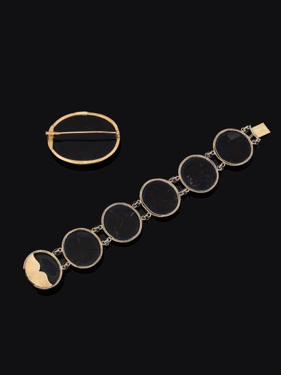 Parure composée d'une broche dans un entourage...