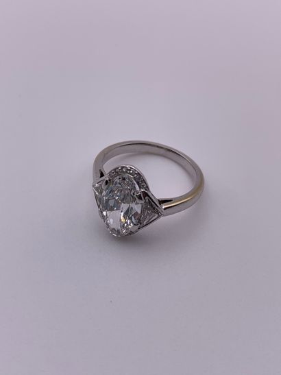 Bague en or gris 18K (750‰) et platine (850‰)...
