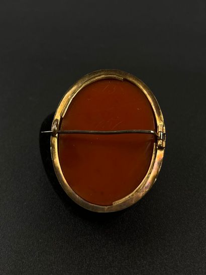 Broche en argent (800‰) vermeillé, centrée...