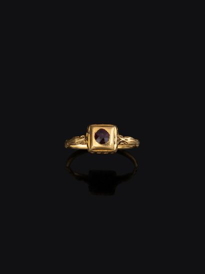 Bague en or jaune 18K (750‰), le chaton carré...