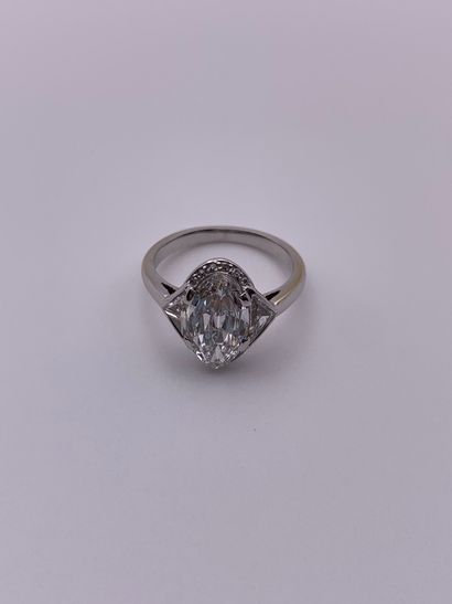 Bague en or gris 18K (750‰) et platine (850‰)...