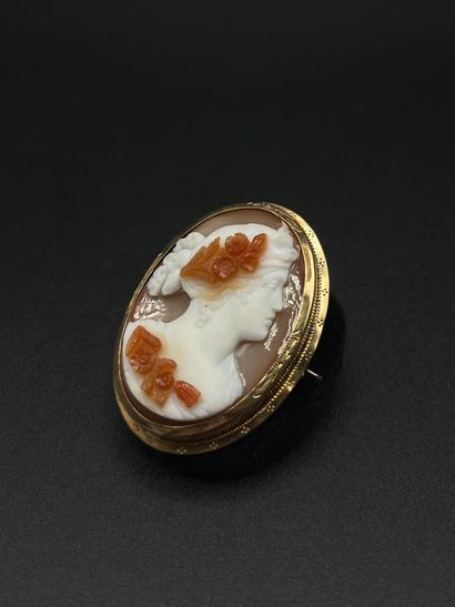 Broche en argent (800‰) vermeillé, centrée...