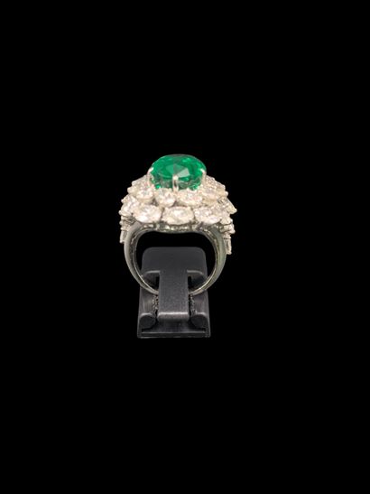 Bague en platine (850‰) formant un dôme centré...