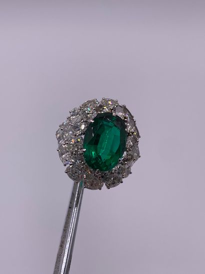 Bague en platine (850‰) formant un dôme centré...