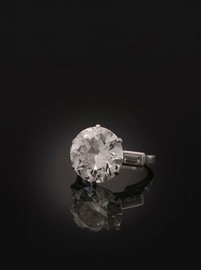 Bague en platine (850‰) centrée d'un diamant...