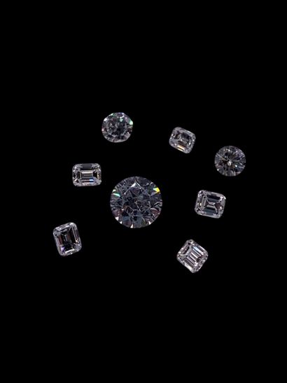 Lot de diamants non montés, sur papier, pesant...