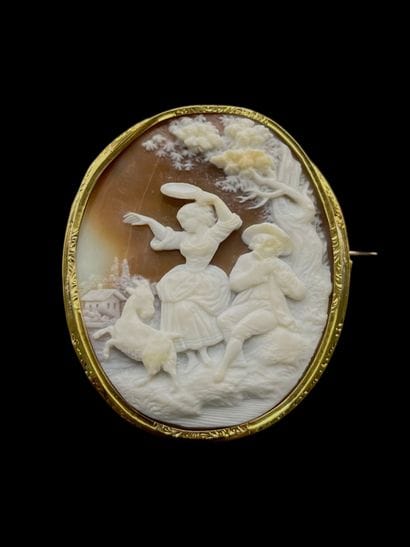 Broche en or jaune 18K (750‰) centrée d'un...