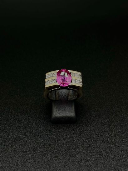 C. BENAMOSI
Bague en or gris 18K (750‰) lisse...