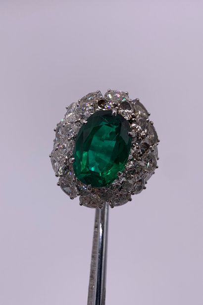 Bague en platine (850‰) formant un dôme centré...