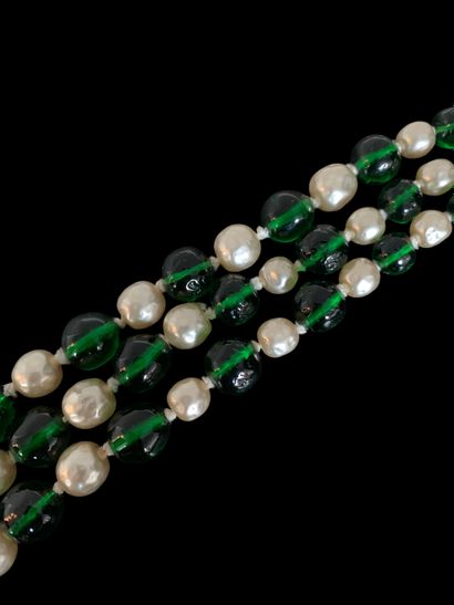 CHANEL
Collier Fantaisie en métal doré à...