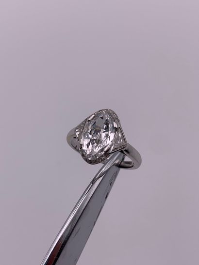 Bague en or gris 18K (750‰) et platine (850‰)...