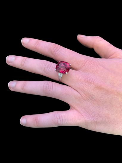 Bague en or gris 18K (750‰) centrée d'une...