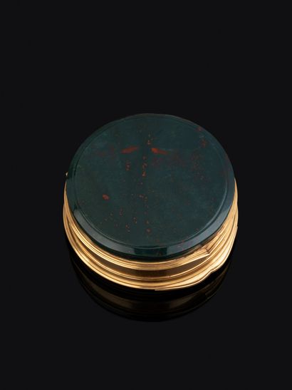 Boîte-tabatière en or jaune 18K (750‰) forme...